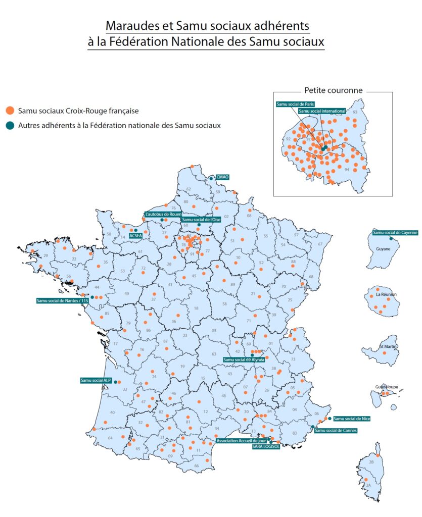 Carte de France présentant la répartition des maraudes et Samu sociaux adhérents à la Fédération Nationale des Samu sociaux. Les points orange indiquent les Samu sociaux de la Croix-Rouge française et les points bleu-vert les autres adhérents. Un encadré détaille la petite couronne parisienne, avec également des repères pour les territoires d’outre-mer.